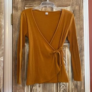 Small, mustard yellow top